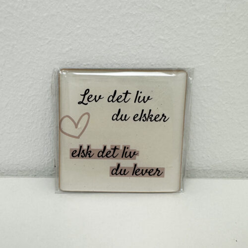 Magnet med citat: Lev det liv du elsker...