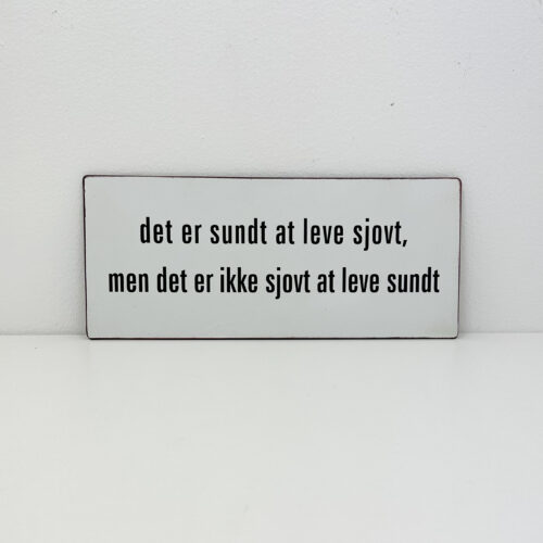 Metalskilt - Der er sundt at leve sjovt